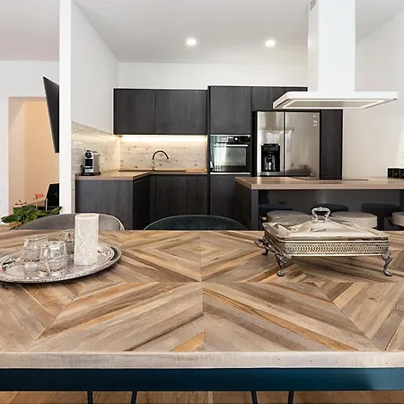 Aurelia Apartment