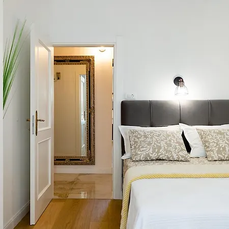 Aurelia Apartment Split