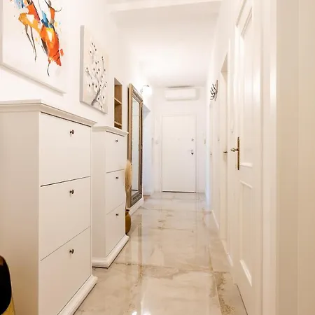 Aurelia Apartment *