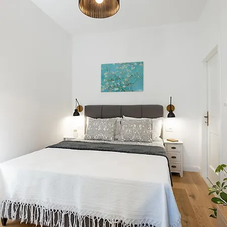Aurelia Apartment